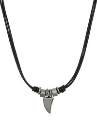 Collana in pelle nera con accenti metallici. Presenta un pendente curvo e perle rotonde e quadrate alternate in tonalità argento e nero.