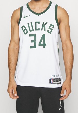 Hvid basketballtrøje med grønne detaljer. "BUCKS" og nummer "34" i fed skrift. Nike-logo på skulderen. Mærke ved kanten.