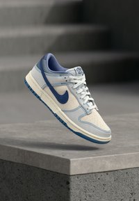 Seleccionado, summit white/blue void/pure platinum-coloured
