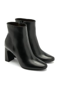 Czarne skórzane botki za kostkę z ostrym noskiem i masywnym obcasem. Gładka faktura, brak widocznych wzorów lub okuć, zamek błyskawiczny z tyłu.