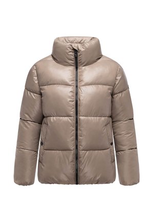 Beige pufferjack met een hoge kraag, voorzien van een ritssluiting en drukknopzakken; gemaakt van een gladde, glanzende stof met doorgestikte delen.