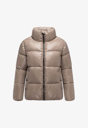 Beige pufferjack met een hoge kraag, voorzien van een ritssluiting en drukknopzakken; gemaakt van een gladde, glanzende stof met doorgestikte delen.