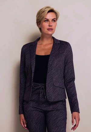 Lila Blazer mit einem feinen weißen Wellenmuster, ausgestattet mit einem Reverskragen, zwei Vorderentaschen und einer taillierten Passform. Glatter, strukturierter Stoff.