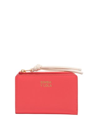 Czerwony prostokątny portfel z złotym napisem "BIMBA Y LOLA", biała zapleciona linka przymocowana do złotego zamka na górze.