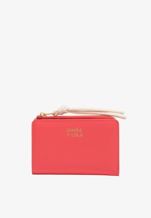 Rode rechthoekige portemonnee met gouden tekst "BIMBA Y LOLA", een wit geknoopt koord bevestigd aan een gouden ritssluiting bovenop.