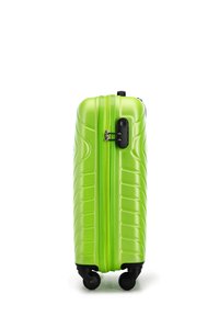 Valise rigide verte avec un design texturé et ondulé. Dispose d'une fermeture éclair centrale, d'un verrou à combinaison et de quatre roues noires pour la mobilité.