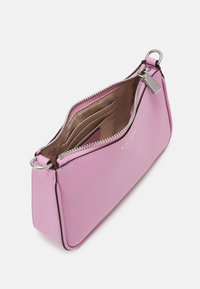 Borsa a mano in pelle rosa con chiusura a zip, fessure interne per carte e texture liscia. Presenta elementi in metallo argentato e dettagli di marca.