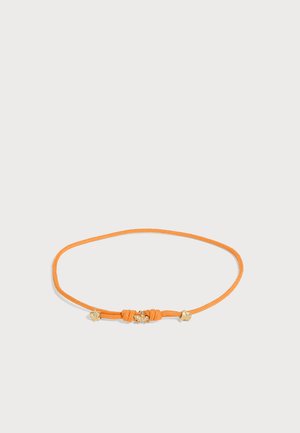 Bracelet en corde tressée orange avec un petit charme doré central et deux embouts dorés sur fond blanc.