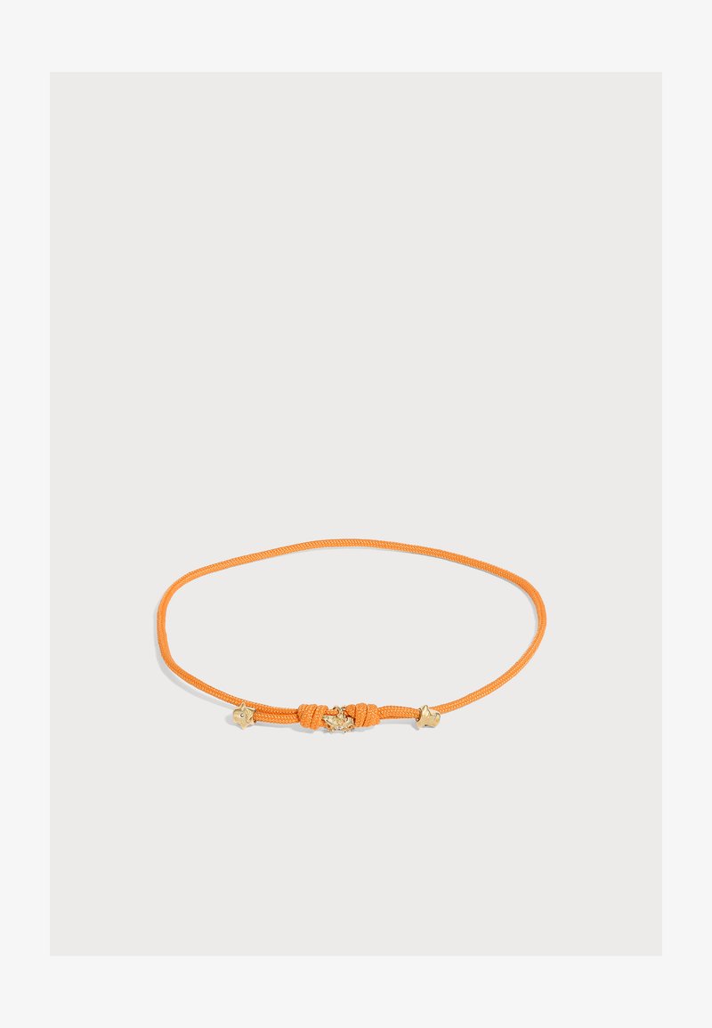 Bracelet en corde tressée orange avec un petit charme doré central et deux embouts dorés sur fond blanc.