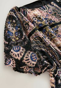 Černá látka s propracovanými vícetrojbarevnými paisley a květinovými vzory. Měkká textura s řasením na rukávech.