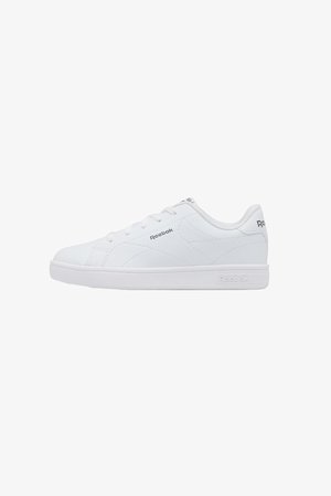 Zapatilla Reebok blanca de caña baja con cierre de cordones, diseño minimalista y detalles de la marca en el lateral, la lengüeta y la tira del talón.