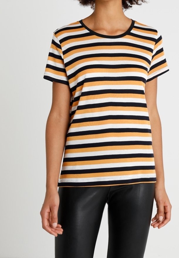 Pruhované tričko s horizontálními pruhy v oranžové, černé a bílé barvě. Krátké rukávy, kulatý výstřih, vyrobeno z měkké, lehké tkaniny.