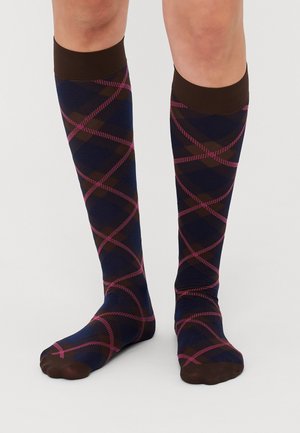 Knee-length nogavice v temno modri barvi z rjavim pasom na vrhu, ki imajo roza in rjav diagonalni križni vzorec po vsej površini.