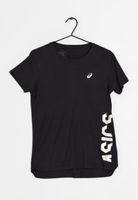 Camiseta negra de manga corta con cuello redondo. Presenta un logo blanco en el pecho y un diseño reflectante a lo largo del costado. Tejido suave.