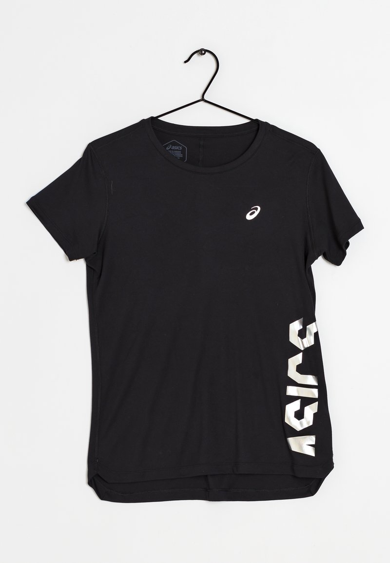 Camiseta negra de manga corta con cuello redondo. Presenta un logo blanco en el pecho y un diseño reflectante a lo largo del costado. Tejido suave.
