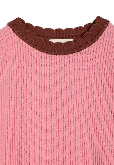 Pull en maille côtelée rose avec un col rond festonné marron contrastant.