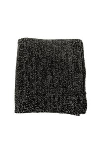 Tessuto a righe bianche e nere, piegato a forma rettangolare. Materiale morbido e testurizzato con una miscela di fibre. Dettagli di cucitura visibili.