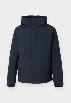 Marineblaue wasserfeste Jacke mit Kapuze, gerader Schnitt, langen Ärmeln und minimalistischer Design ohne sichtbare Verschlüsse oder Muster.