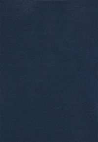 Tessuto testurizzato blu navy con un fine motivo intrecciato, caratterizzato da una finitura opaca adatta per rivestimenti o applicazioni moda.