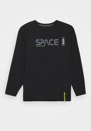 Sort langærmet sweatshirt med teksten "SPACE Future Mission", en lille lynlåslomme på brystet og et grønt mærke ved nederste kant.