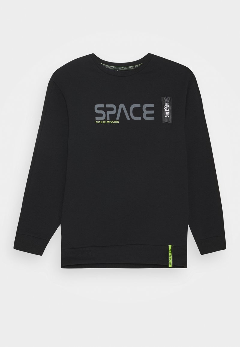 Sweatshirt noir à manches longues avec le texte « SPACE Future Mission », une petite poche zippée sur la poitrine et une étiquette verte sur l'ourlet inférieur.