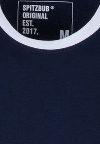 Navyblaues T-Shirt mit einem weißen, gerippten Halsausschnitt. Das Etikett zeigt "SPITZBUB ORIGINAL EST. 2017" und die Größe "M" in einer kontrastierenden Schriftart.