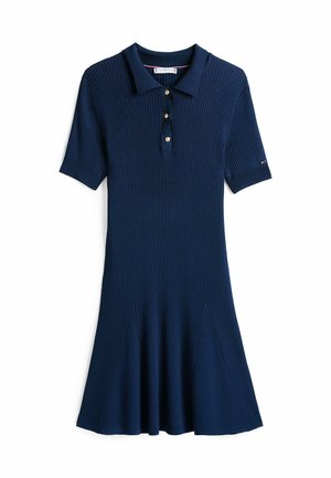 Granatowa prążkowana sukienka typu polo z krótkimi rękawami, z trzema guzikami przy dekolcie, rozszerzanym dołem i subtelnymi rozcięciami po bokach, wykonana z teksturowanej dzianiny.