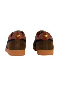 Sneaker in camoscio marrone con una striscia laterale blu navy, dettagli in pelle marrone sul tallone e logo dorato sul retro. Suola in gomma.