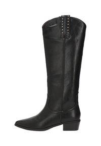 Bota negra de cuero hasta la rodilla con punta afilada, tacón bajo cuadrado y detalles de tachuelas en la parte superior. Textura suave con un diseño elegante.