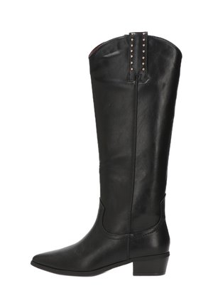 Bota negra de cuero hasta la rodilla con punta afilada, tacón bajo cuadrado y detalles de tachuelas en la parte superior. Textura suave con un diseño elegante.