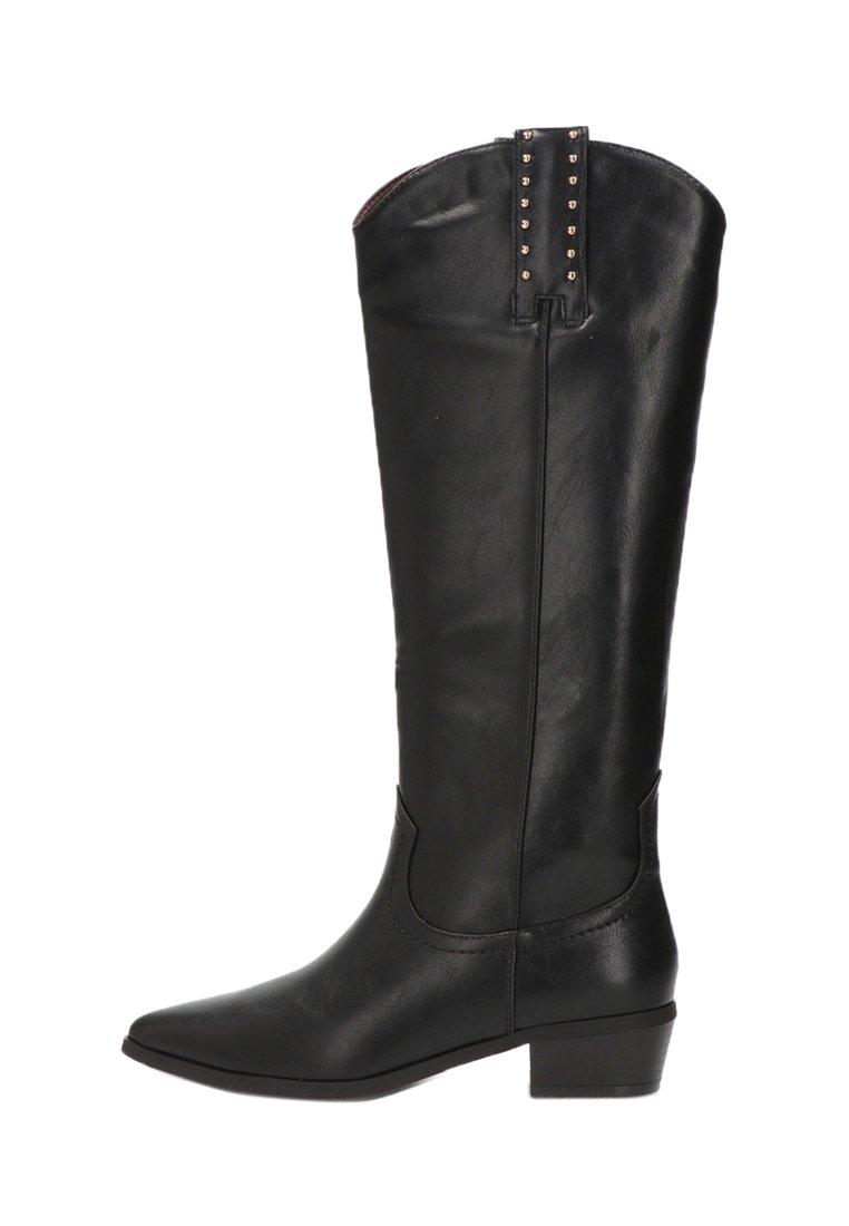 Bota negra de cuero hasta la rodilla con punta afilada, tacón bajo cuadrado y detalles de tachuelas en la parte superior. Textura suave con un diseño elegante.