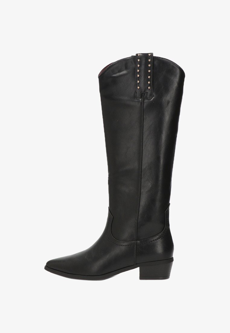 Bota negra de cuero hasta la rodilla con punta afilada, tacón bajo cuadrado y detalles de tachuelas en la parte superior. Textura suave con un diseño elegante.