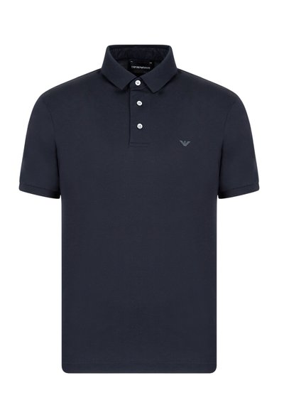 Polo shirt blu navy in cotone, con colletto a camicia, tre bottoni e un logo discreto sulla parte sinistra del petto. Maniche corte.