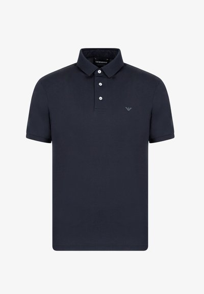 Polo shirt blu navy in cotone, con colletto a camicia, tre bottoni e un logo discreto sulla parte sinistra del petto. Maniche corte.