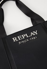 Sorte faux skinn tote bag med skinnenede sølv "REPLAY" logo og "SINCE 1981" tekst. Har bredere stofremme og glat tekstur.