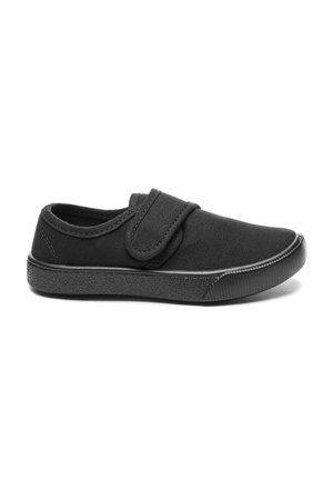 Chaussure en toile noire avec semelle en caoutchouc texturée et une large bride à scratch pour un réglage facile et un maintien sûr.