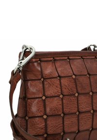 Borsa a tracolla in pelle marrone con motivo intrecciato, dotata di una chiusura in argento e una superficie testurizzata. Include una robusta tracolla.