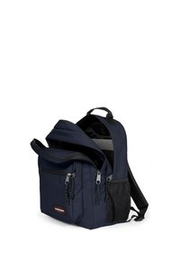 Námořnický modrý batoh vyrobený z odolné tkaniny, s několika přihrádkami, zipovými uzávěry a síťovou boční kapsou pro další úložný prostor.
