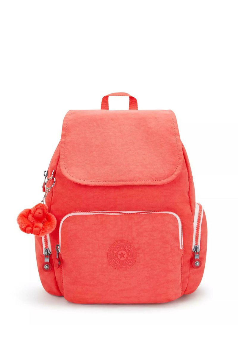 Zaino in tessuto corallo con tasca anteriore con zip, chiusura a pattina e logo rotondo. Presenta un portachiavi a forma di scimmia attaccato alla zip.