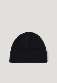 Juodas megztas beanie su lenktu kraštu, pagamintas iš švelnios medžiagos. Priekyje yra subtilus embosiuotas logotipo detalė. Lygi tekstūra.