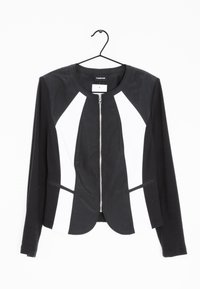 Schwarze und weiße, taillierte Jacke aus dehnbarem Material, mit Reißverschluss vorne, rundem Kragen und zwei horizontalen Fronttaschen.