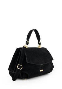 Sac à main en suede noir avec un rabat pliant, quincaillerie dorée, poignée supérieure et bandoulière réglable ; présente une forme structurée et une texture douce.