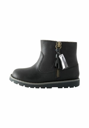 Schwarze Ankle Boots mit seitlichem Reißverschluss, dekorativem Quast und robuster Sohle. Sie haben eine glatte Lederoberfläche und ein einfaches, stilvolles Design.
