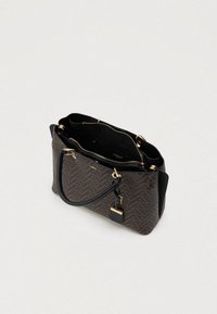 Brązowa torba typu tote w wzory z czarnymi akcentami, złotym wykończeniem, zamkiem błyskawicznym i podwójnymi uchwytami. Wnętrze ma czarne wykończenie i kieszeń.