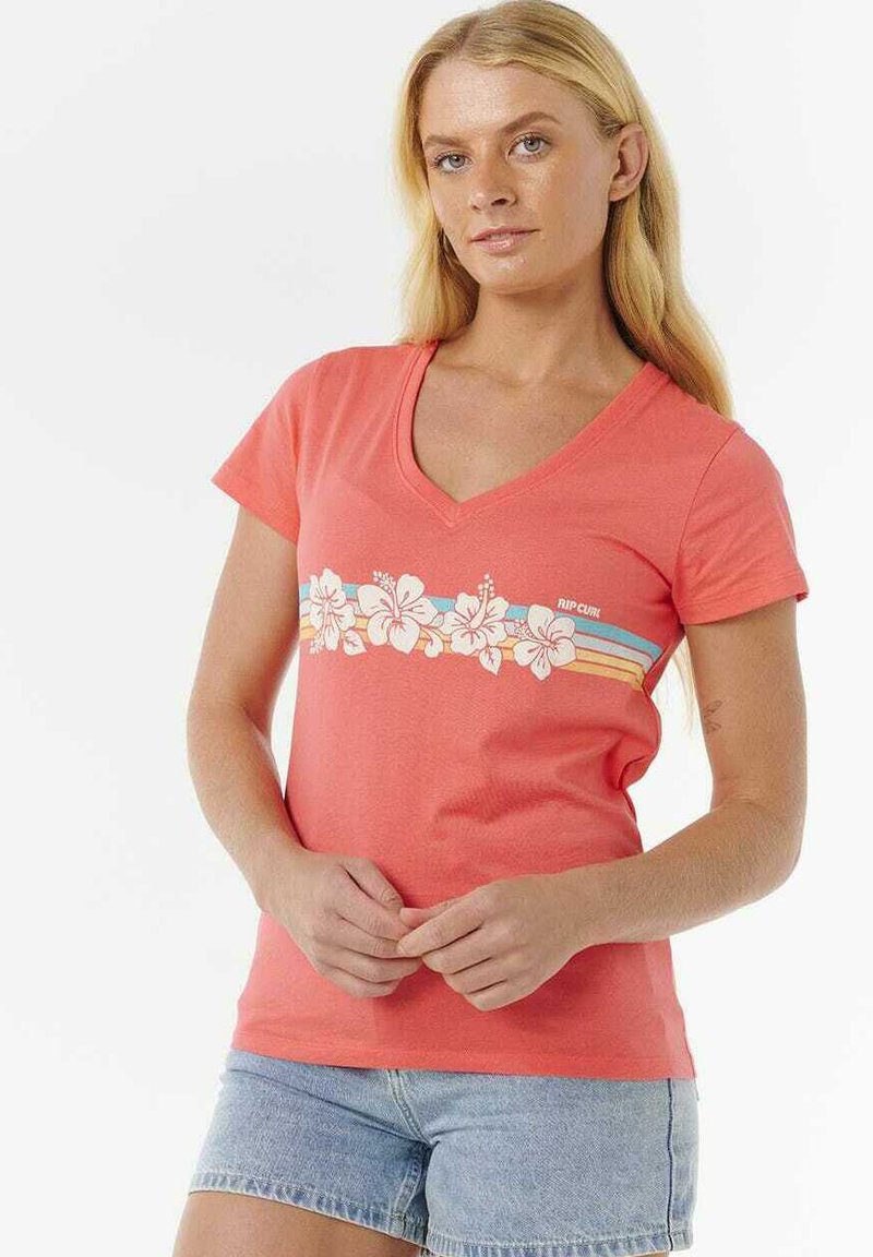 Koraal V-hals t-shirt van katoen, met een bloemig ontwerp en horizontale strepen in blauw, geel en wit over de borst.