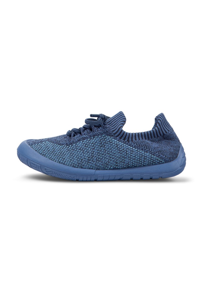 Scarpa sportiva traspirante di colore blu navy con tomaia in maglia textured, lacci elastici e suola in gomma flessibile per aderenza e comfort.