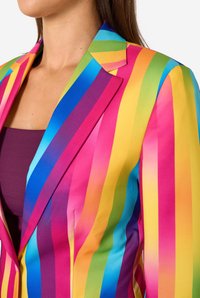 Večbarvni suknjič s črtami v živahnih odtenkih roza, rumene, zelene, modre in vijolične. Gladek teksturni videz in krojen kroj.