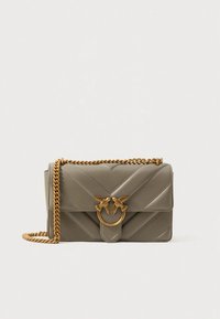 Γκρι δερμάτινη τσάντα ώμου με σχεδιασμό σε σχήμα ψαροκόκκαλου, μεταλλικά στοιχεία και σημαντικό κυκλικό κούμπωμα με διακοσμητικά πουλιά. Περιλαμβάνεται αλυσίδα για λουρί.