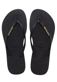 Zwarte rubberen flip-flops met een textuur op de voetbed en dunne bandjes. Gouden logo gedrukt op één bandje. Eenvoudig, utilitair ontwerp.