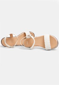 Bata Sandaalit nilkkaremmillä - bianco